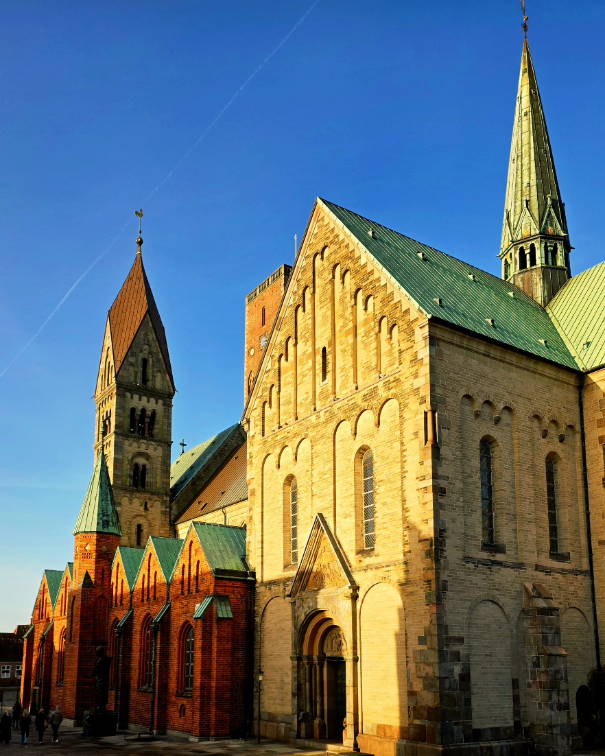 Collage aus dem Dom von Ribe und der Skulptur ‚Mennesket ved Havet‘ in Esbjerg bei einer Wintertour in Dänemark.