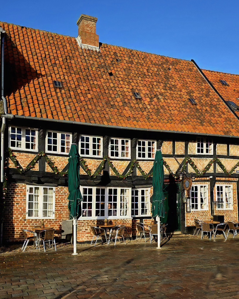 Collage aus dem Dom von Ribe und der Skulptur ‚Mennesket ved Havet‘ in Esbjerg bei einer Wintertour in Dänemark.