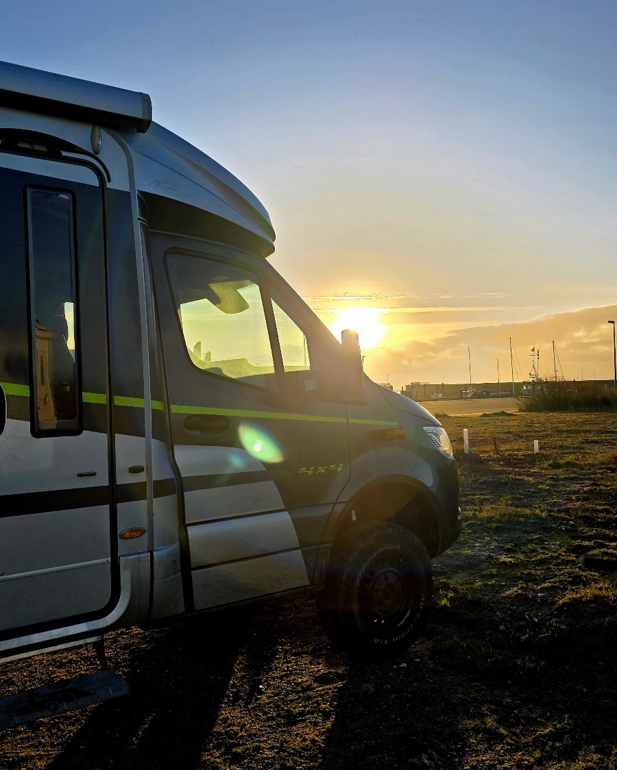 Collage aus dem Dom von Ribe und der Skulptur ‚Mennesket ved Havet‘ in Esbjerg bei einer Wintertour in Dänemark.