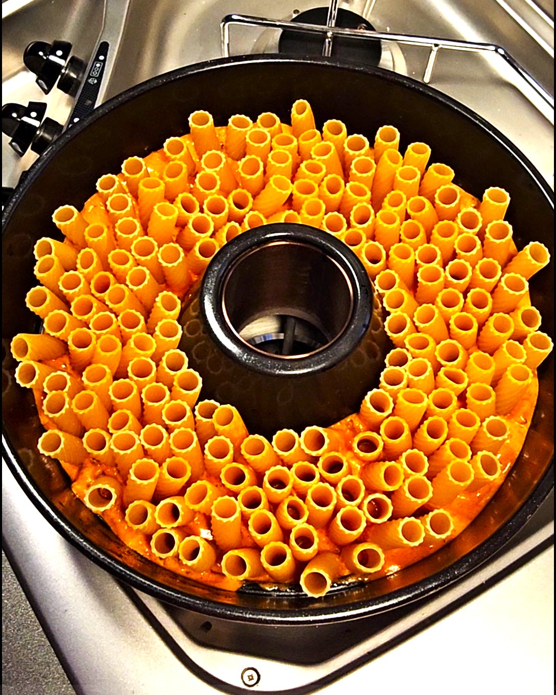 Aufrecht geschichtete Rigatoni al Forno mit Käsekruste im Omnia Campingbackofen.