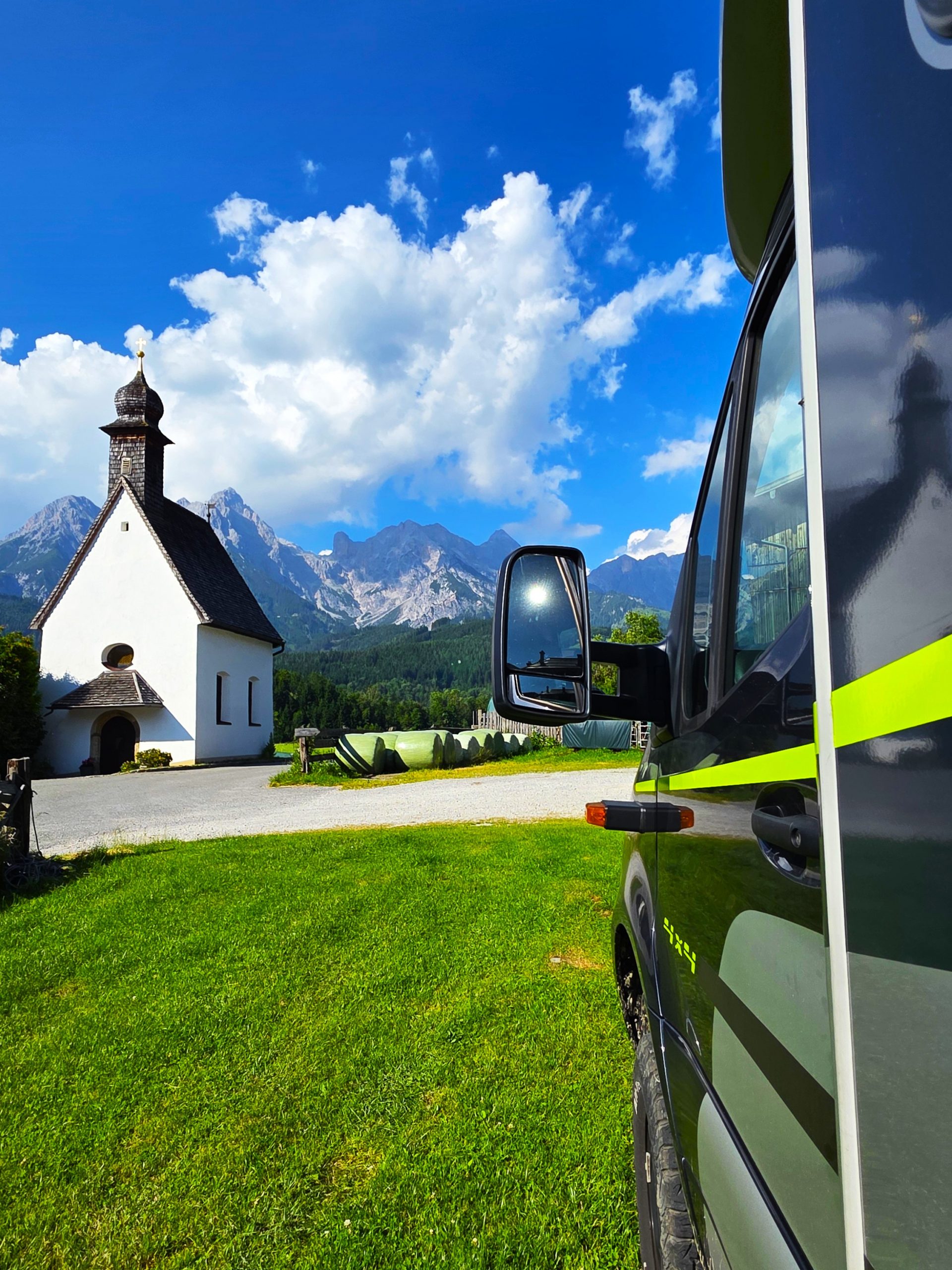 Wohnmobil auf dem Stellplatz am Fritzhof in Saalfelden mit Blick auf das Steinerne Meer.