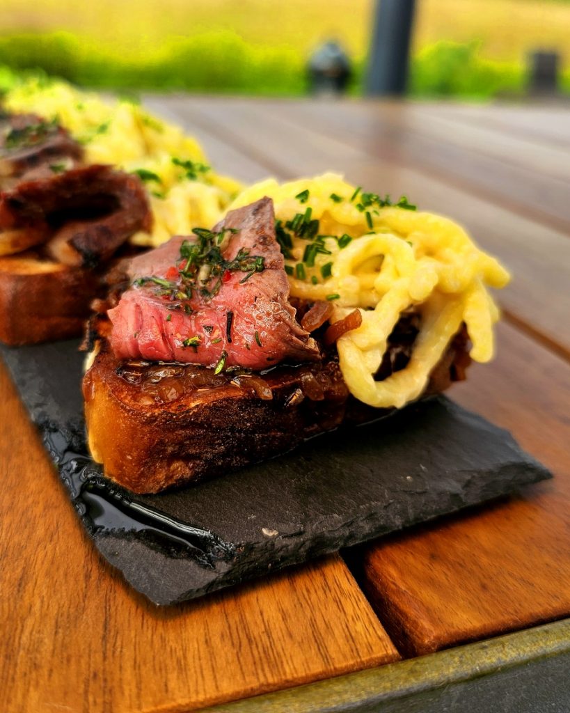 roastbeef-kaesespaetzle-happen-big-green-egg.jpg Herzhafte Roastbeef-Käsespätzle-Happen, als Fingerfood zubereitet auf dem Big Green Egg MiniMax Grill.