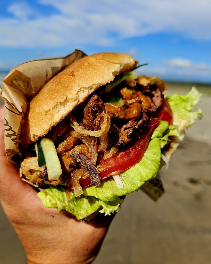 rostbratenburger-big-green-egg-minimax Schwäbischer Rostbratenburger mit Röstzwiebeln und geschmolzenem Bergkäse auf dem Big Green Egg MiniMax gegrillt.