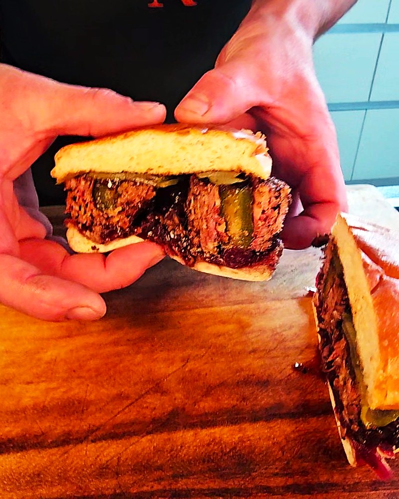 Saftiger Rouladen Burger mit Speck, Gurken und Zwiebeln, frisch zubereitet im Petromax Dutch Oven.