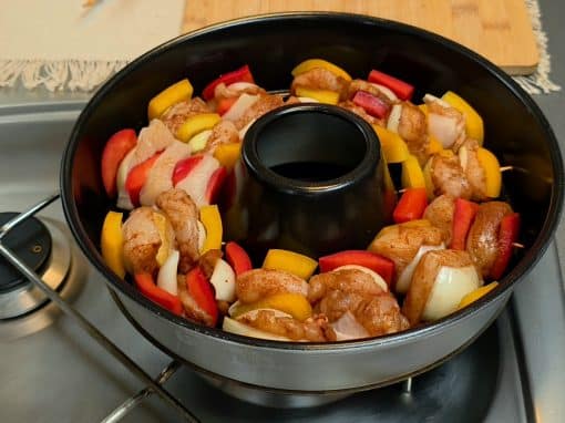 Schaschlik im Omnia Campingbackofen – Hähnchen Spieße mit BBQ Cola Soße