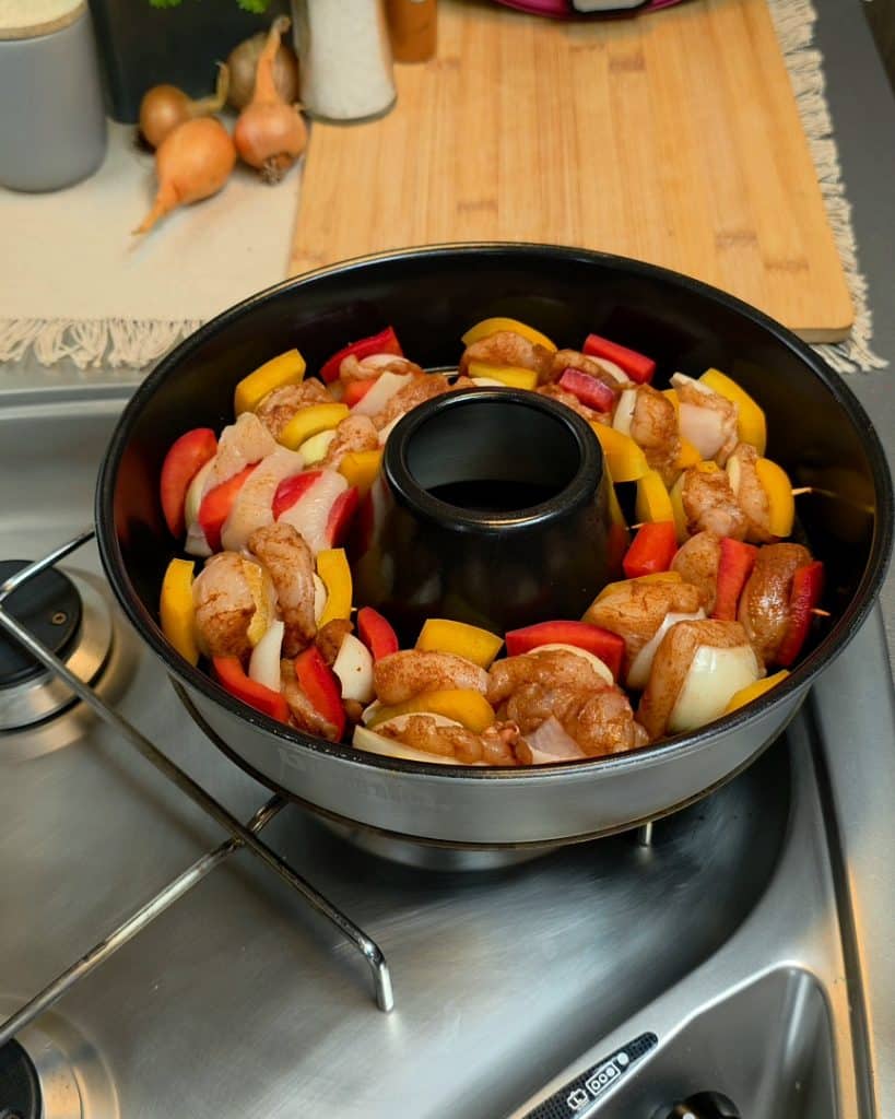 Schaschlik Spieße im Omnia Campingbackofen mit BBQ Cola Soße