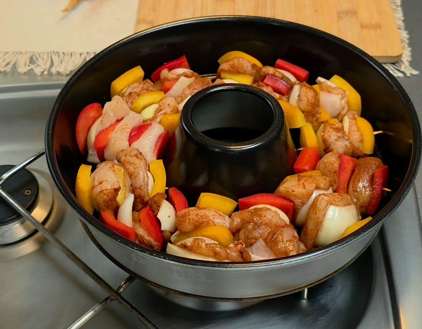 Schaschlik im Omnia Campingbackofen – Hähnchen Spieße mit BBQ Cola Soße