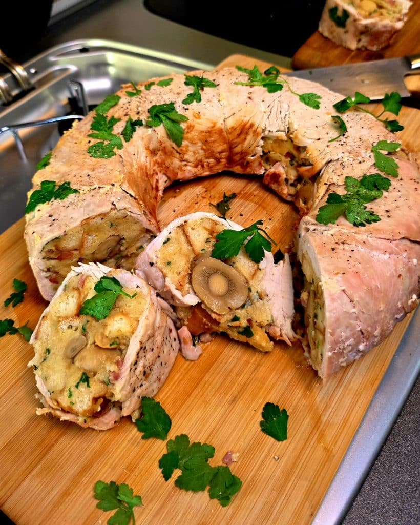 Herzhafte Schlemmerrolle mit Schinken-Käse-Füllung im eckigen Roadbaker Campingbackofen