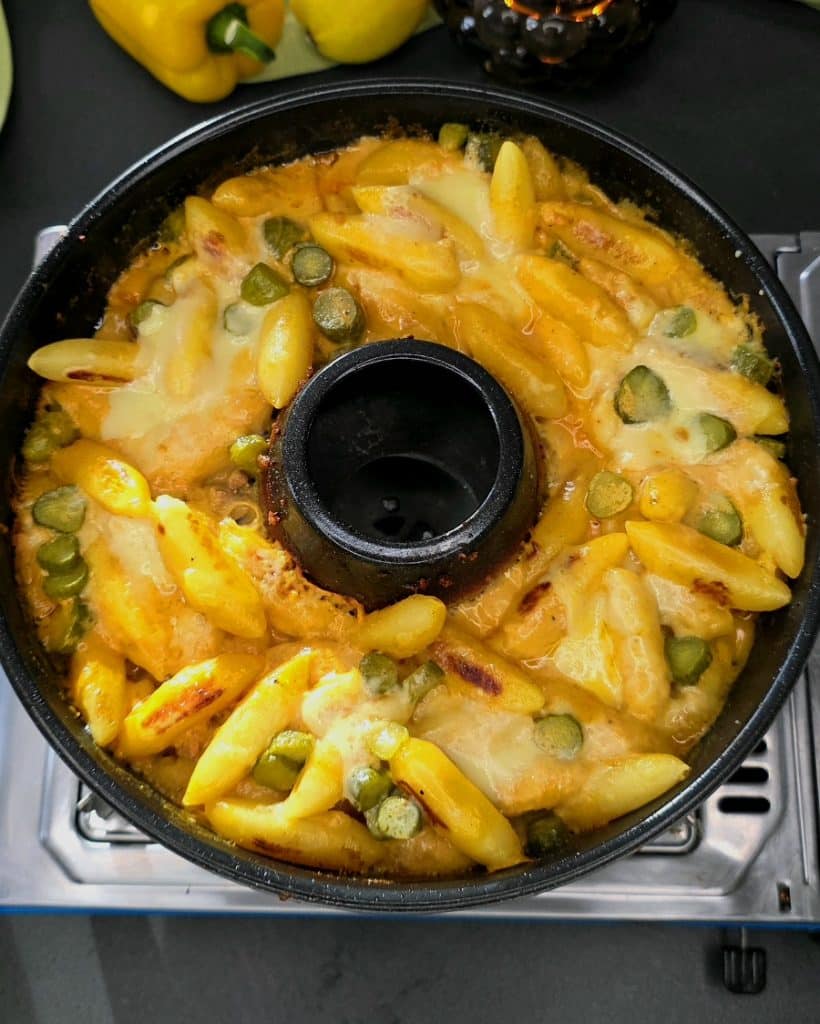 Schupfnudeln im Big Mac Style mit Hackfleisch, Käse und Gürkchen im Omnia Campingbackofen gebacken.