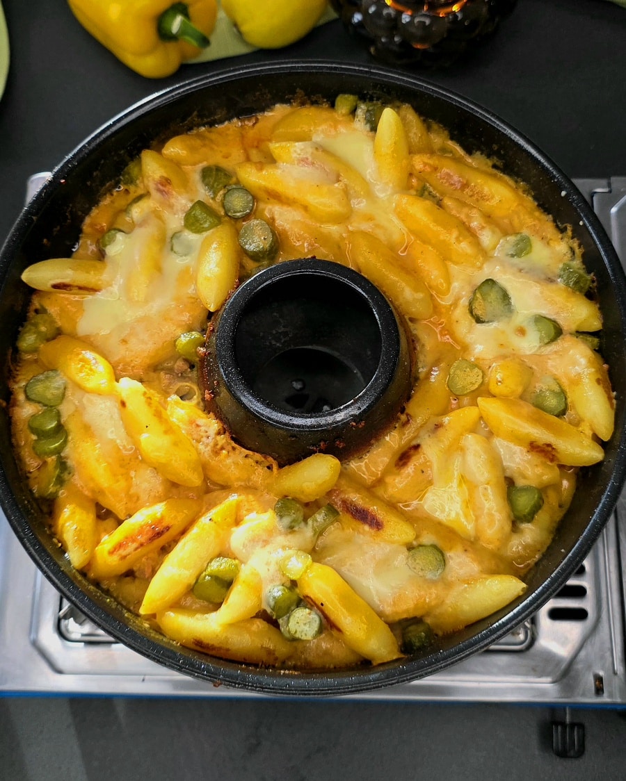 Schupfnudeln im Big Mac Style mit Hackfleisch, Käse und Gürkchen im Omnia Campingbackofen gebacken.