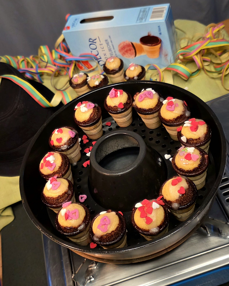 Bunte Omnia Shot-Cakes mit Herzstreuseln für Valentinstag und Fasching im Campingbackofen