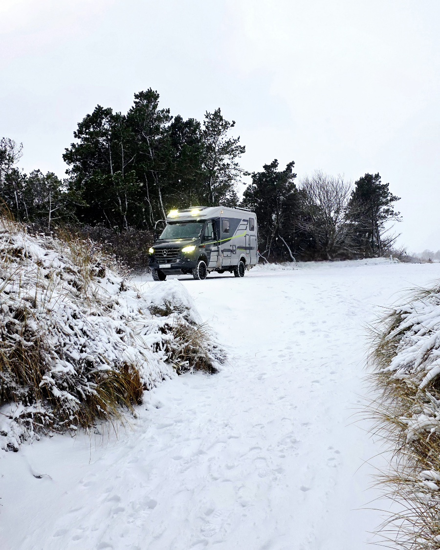 skagen-grenen-saeby-wintertour-2026 (5) Wohnmobil auf dem Parkplatz am Hafen von Sæby an der dänischen Ostseeküste.