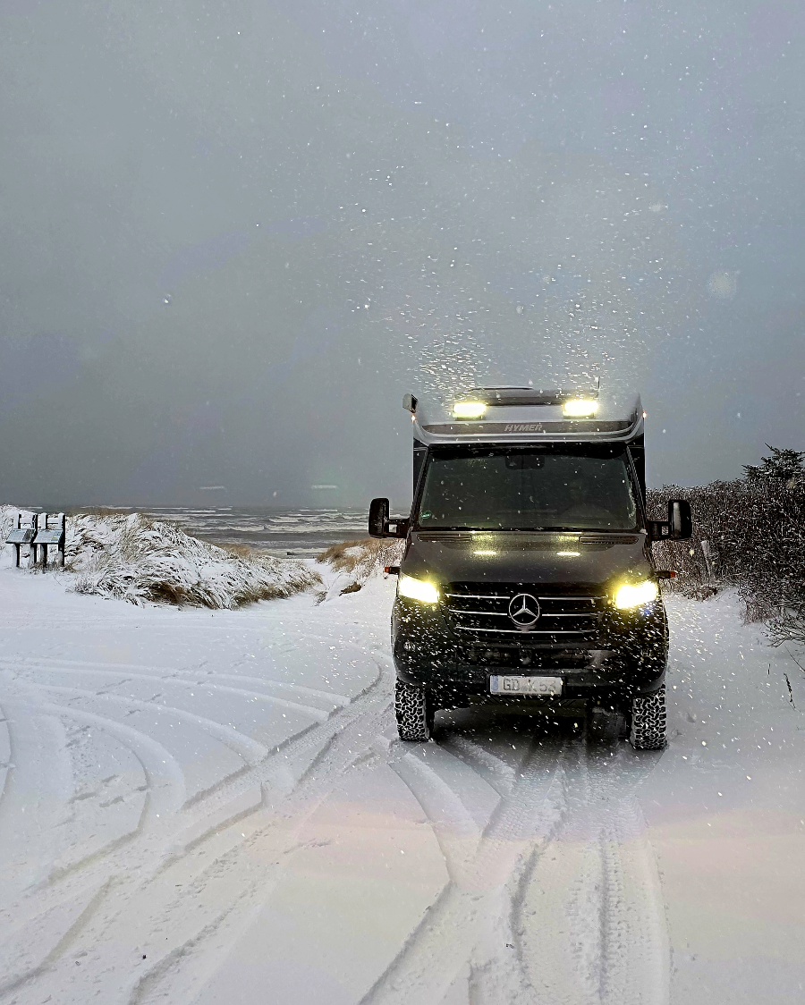 Wohnmobil auf dem Parkplatz am Hafen von Sæby an der dänischen Ostseeküste.