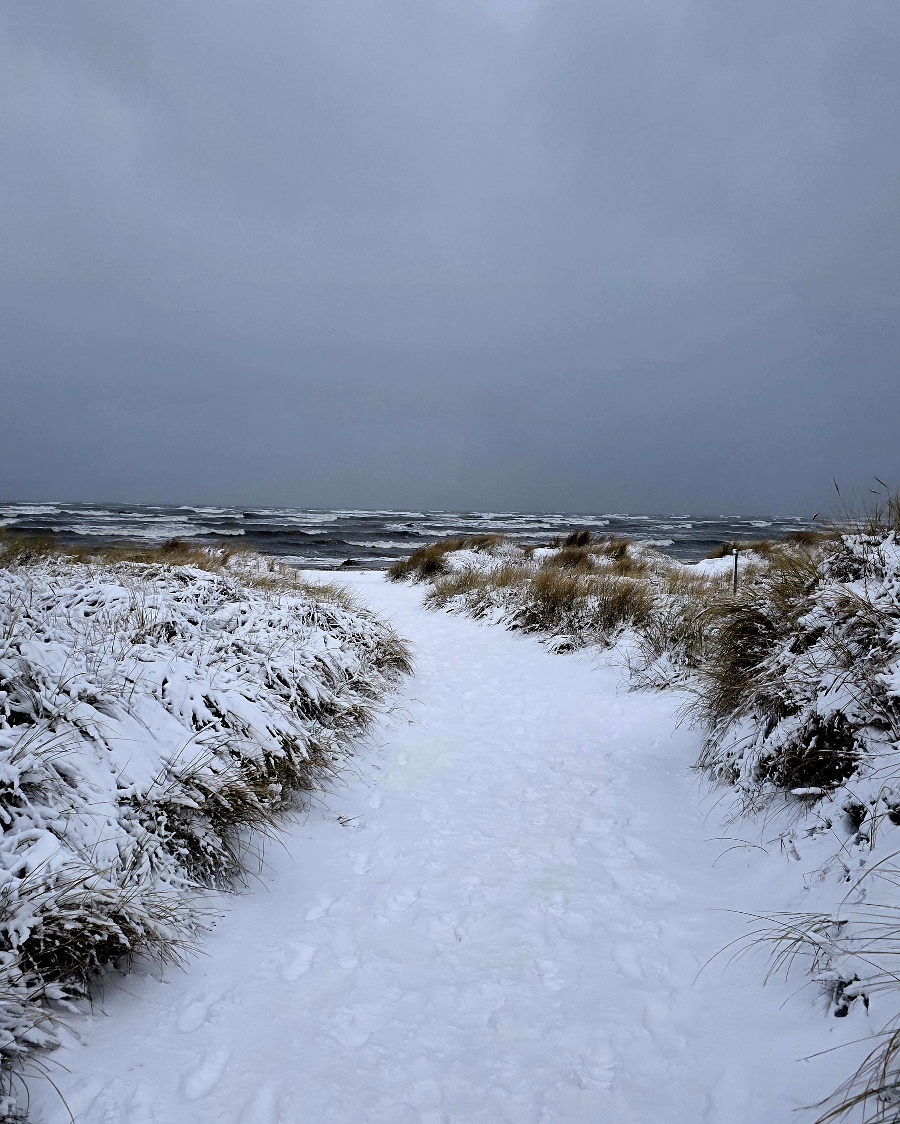 Wohnmobil auf dem Parkplatz am Hafen von Sæby an der dänischen Ostseeküste.