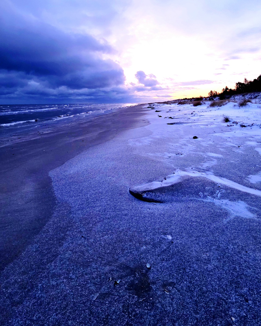Wohnmobil auf dem Parkplatz am Hafen von Sæby an der dänischen Ostseeküste.