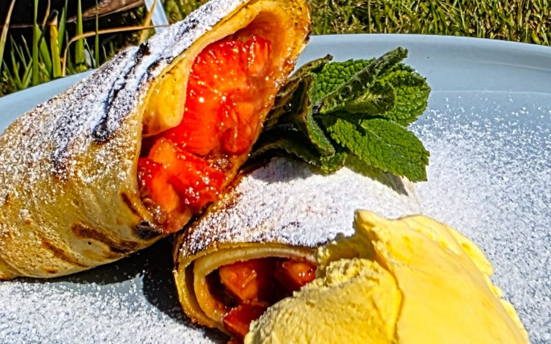 Süßer Grill-Nachtisch: Pfannkuchen-Rollen mit Snickers & Früchten