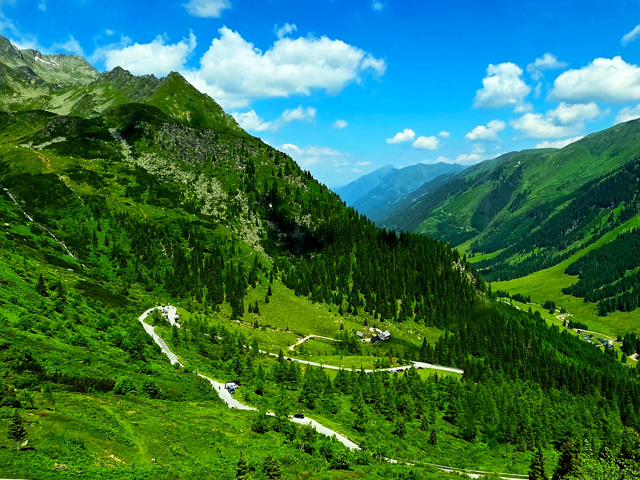 Wohnmobil auf der Passhöhe des Sölkpass in der Steiermark mit Blick auf die Alpenwelt.
