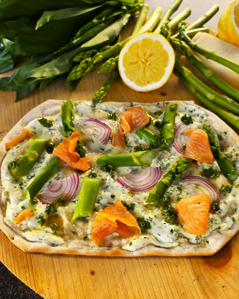spargel-flammkuchen-baerlauch-lachs-grill Knuspriger Spargel-Flammkuchen mit Bärlauch-Schmand, Räucherlachs und frischer Petersilien-Gremolata vom Big Green Egg Minimax Grill.