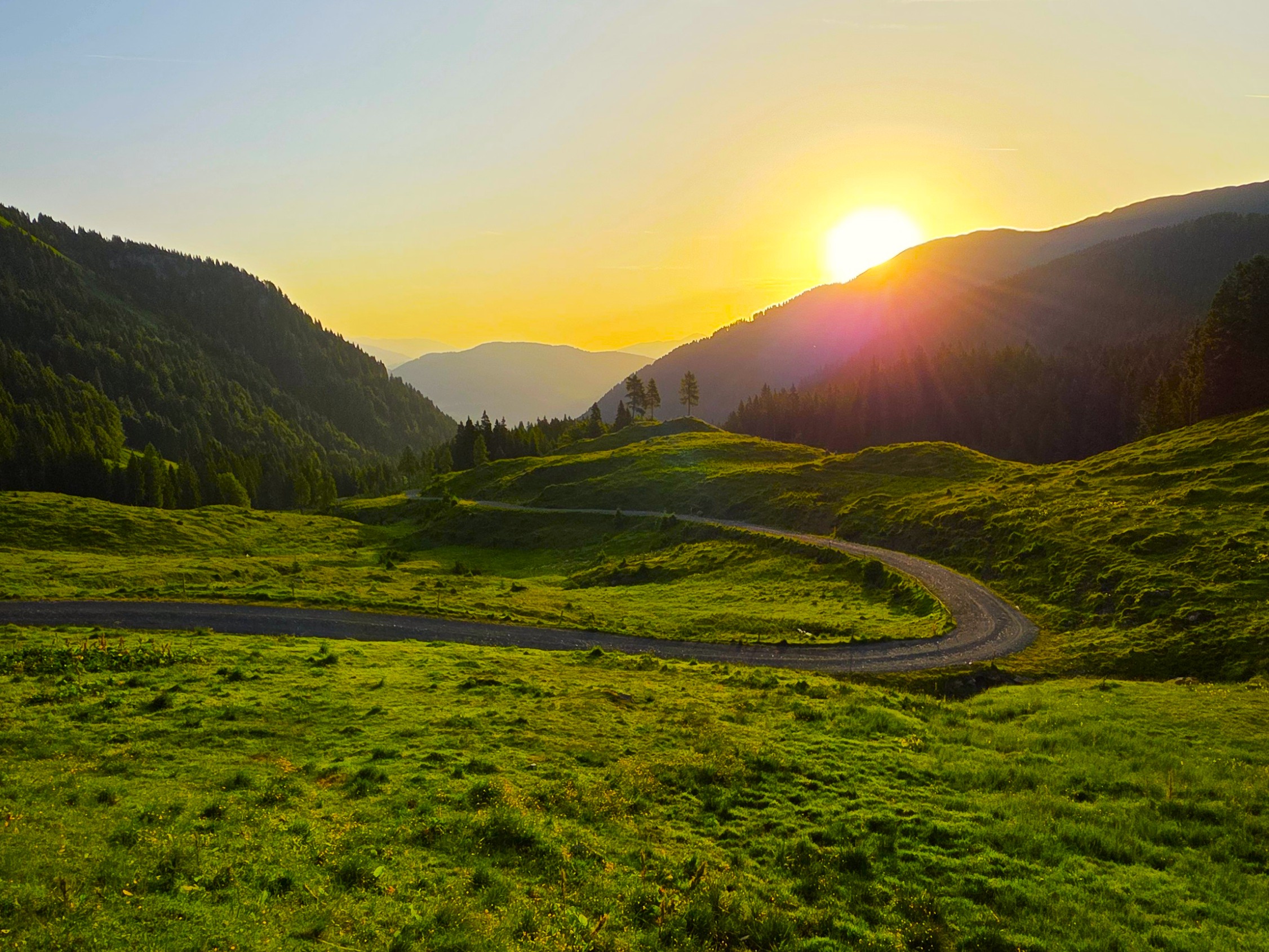 Wohnmobil auf dem Landvergnügen-Stellplatz der Straniger Alm in den Karnischen Alpen in Kärnten.