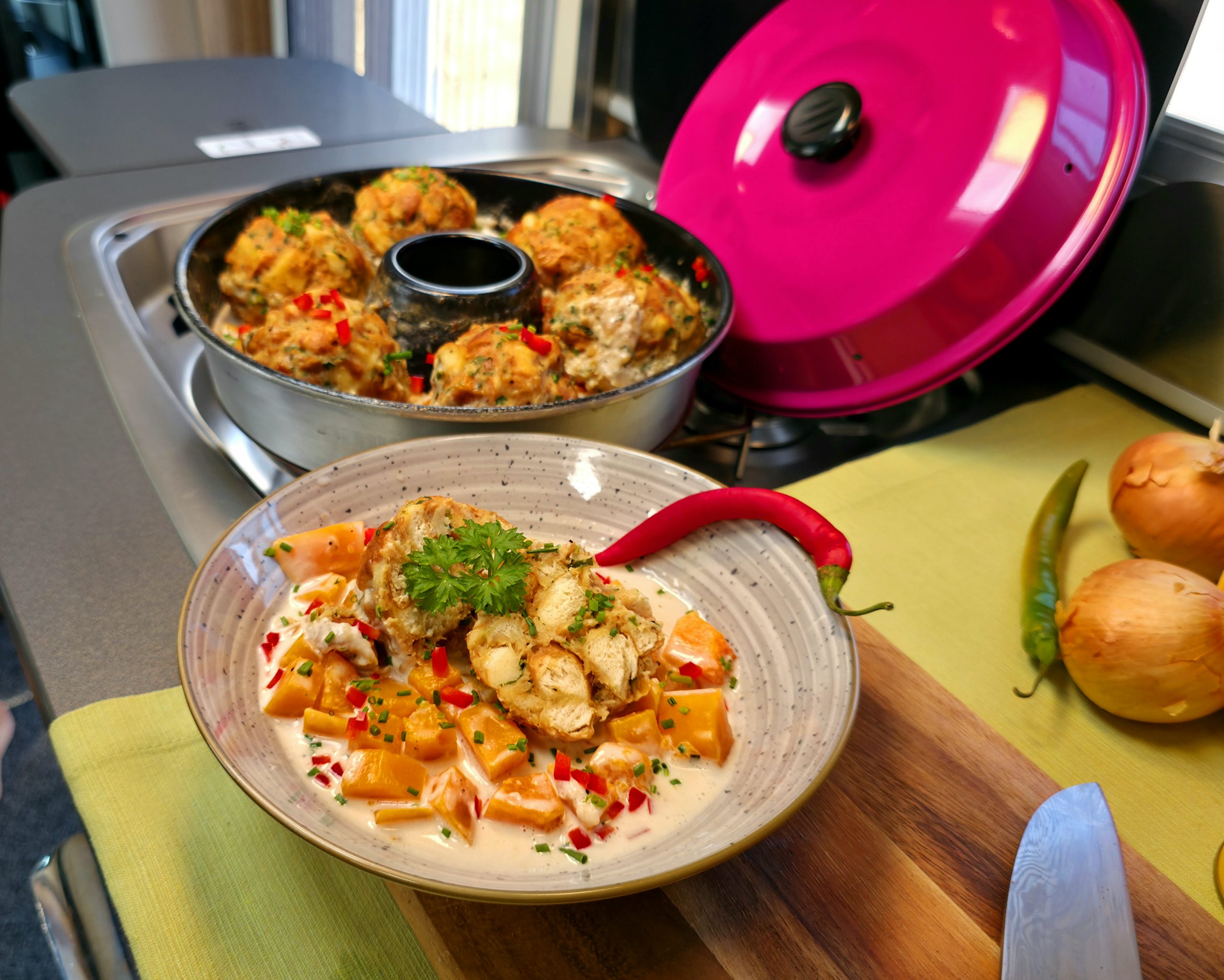 Thunfischknödel aus Brezeln mit cremigem Kürbis-Kokos-Ragout im Omnia