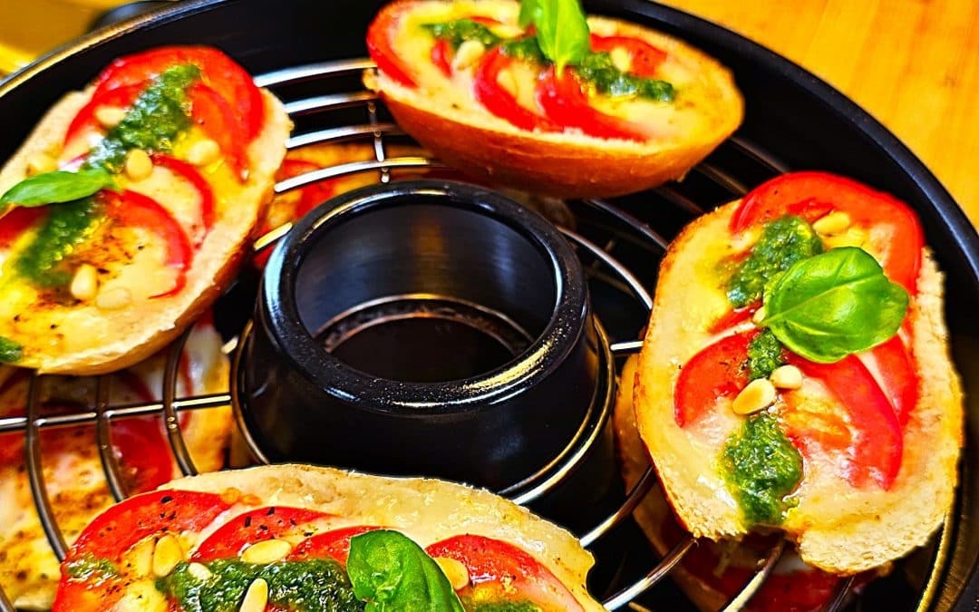 Tomaten Mozzarella Baguette aus dem Omnia Campingbackofen