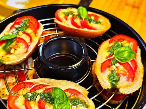 Tomaten Mozzarella Baguette aus dem Omnia Campingbackofen