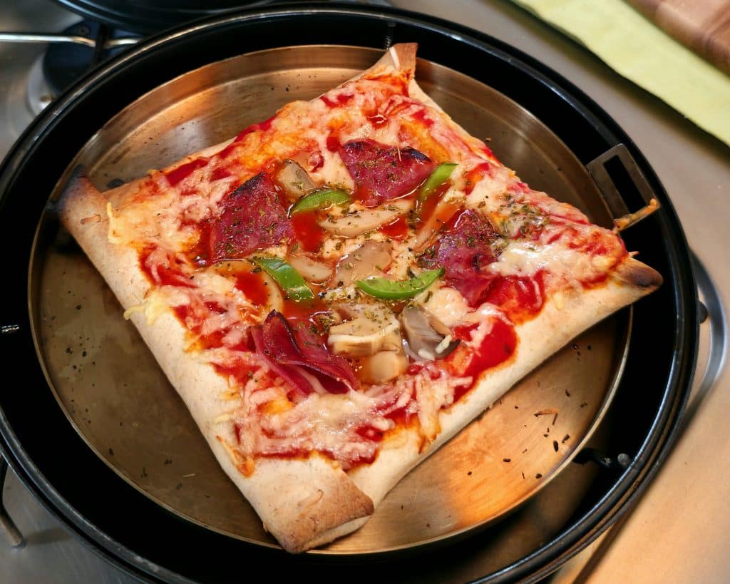 Tortilla Pizza mit Käserand aus dem Omnia Pizzaofen