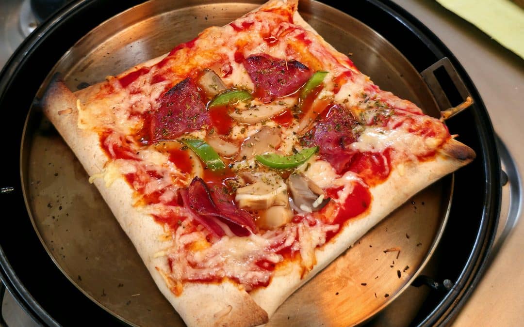 Tortilla Pizza mit Käserand aus dem Omnia Pizzaofen