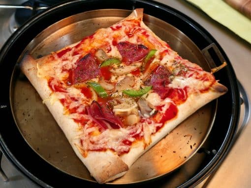 Tortilla Pizza mit Käserand aus dem Omnia Pizzaofen Tortilla Pizza mit Käserand aus dem Omnia Pizzaofen