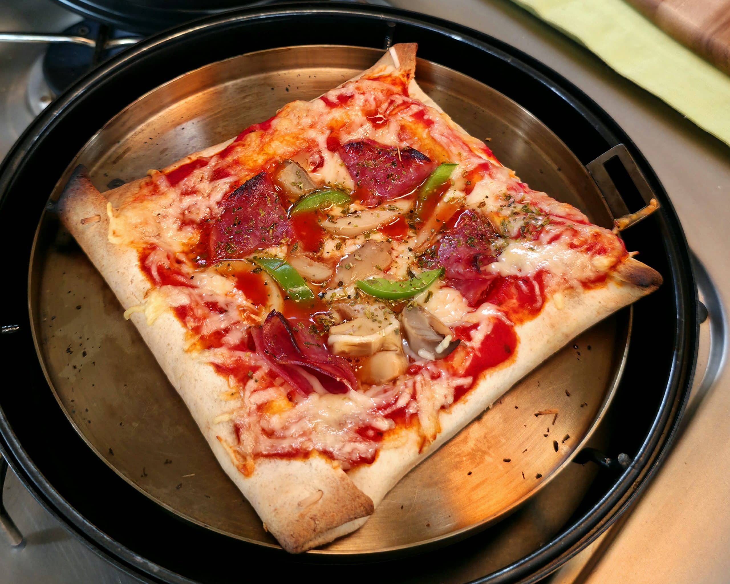 Tortilla Pizza mit Käserand aus dem Omnia Pizzaofen