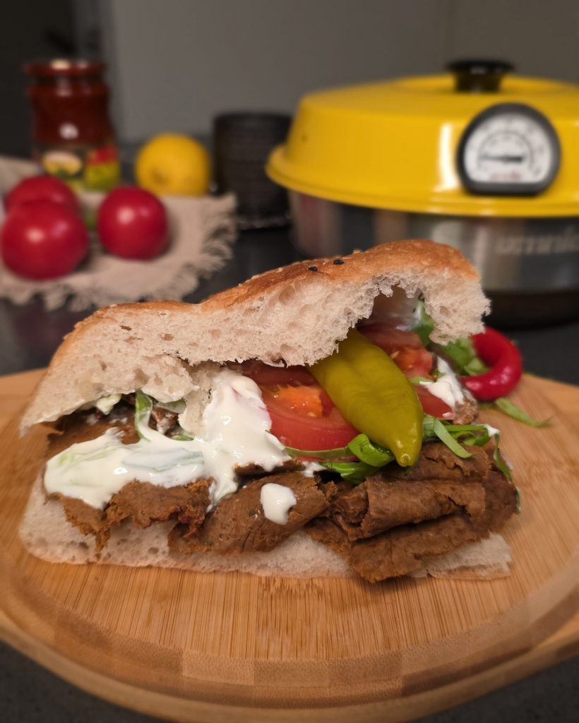 Saftiges Dönerfleisch im Backpapier-Päckchen, zubereitet im runden Omnia Campingbackofen