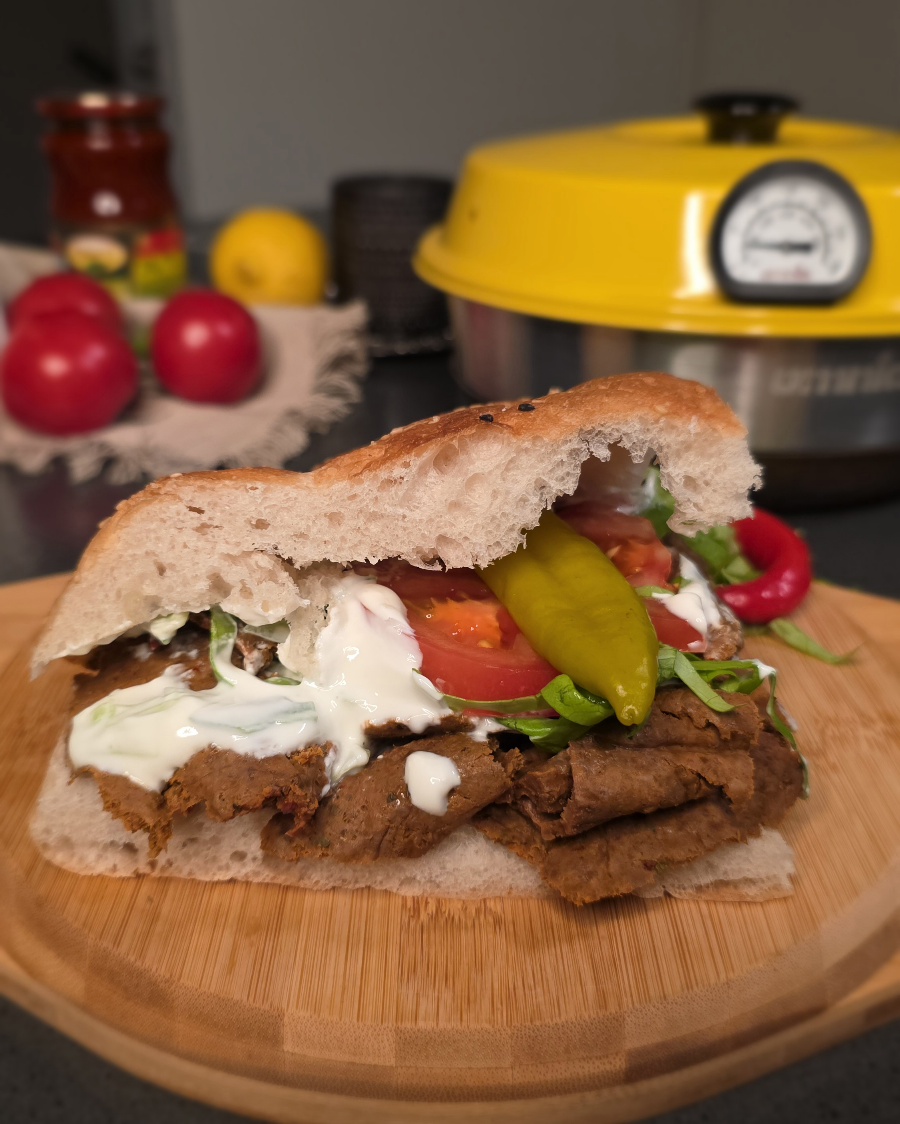 Saftiges Dönerfleisch im Backpapier-Päckchen, zubereitet im runden Omnia Campingbackofen