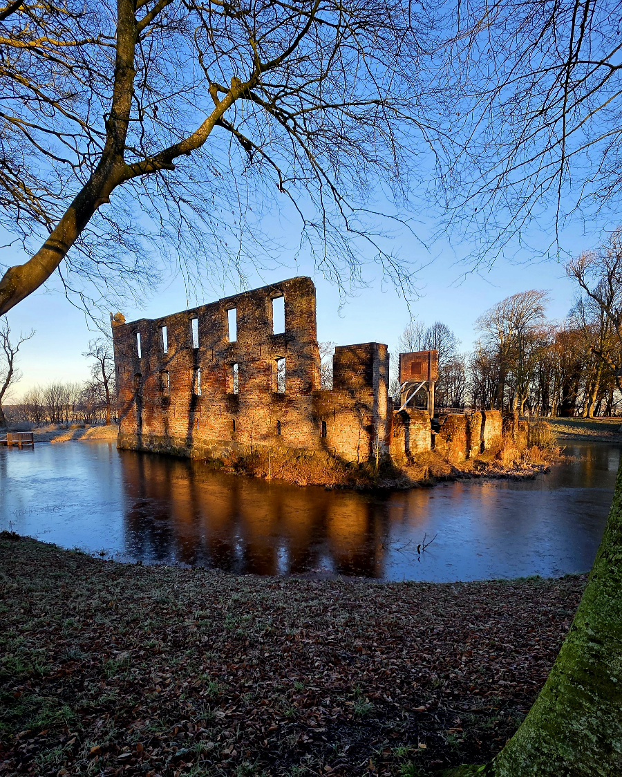 Wohnmobil auf einem winterlichen Stellplatz in Dänemark mit leichtem Schneefall