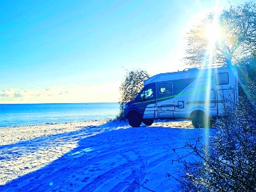 Wohnmobil auf dem Stellplatz am Tonneshøjvej 52 in Haderslev, Dänemark, mit Blick auf die winterliche Landschaft im Januar 2026.
