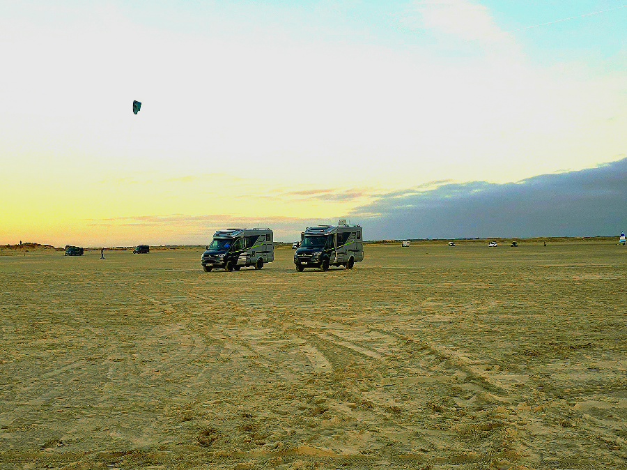 Wohnmobil parkt auf dem weiten Sandstrand von Lakolk auf der Insel Rømø bei Ebbe.