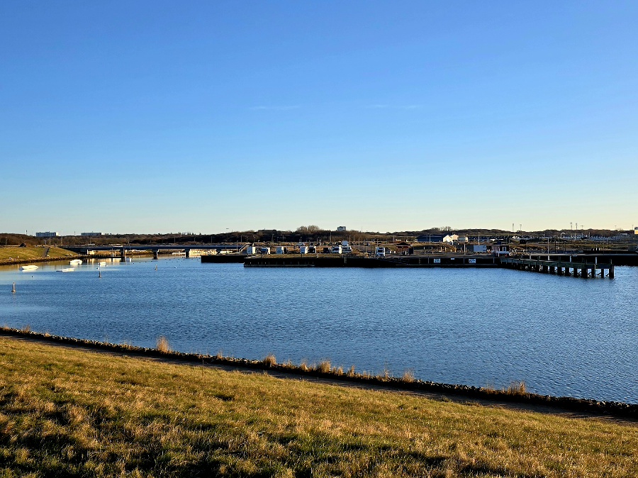 Wohnmobilstellplatz Esbjerg Brygge mit Blick auf den Hafen und die Nordsee im Januar 2026.