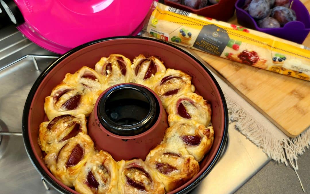 Zwetschgen-Gorgonzola-Knusperkranz mit Schwarzwälder Schinken aus dem Omnia Campingbackofen