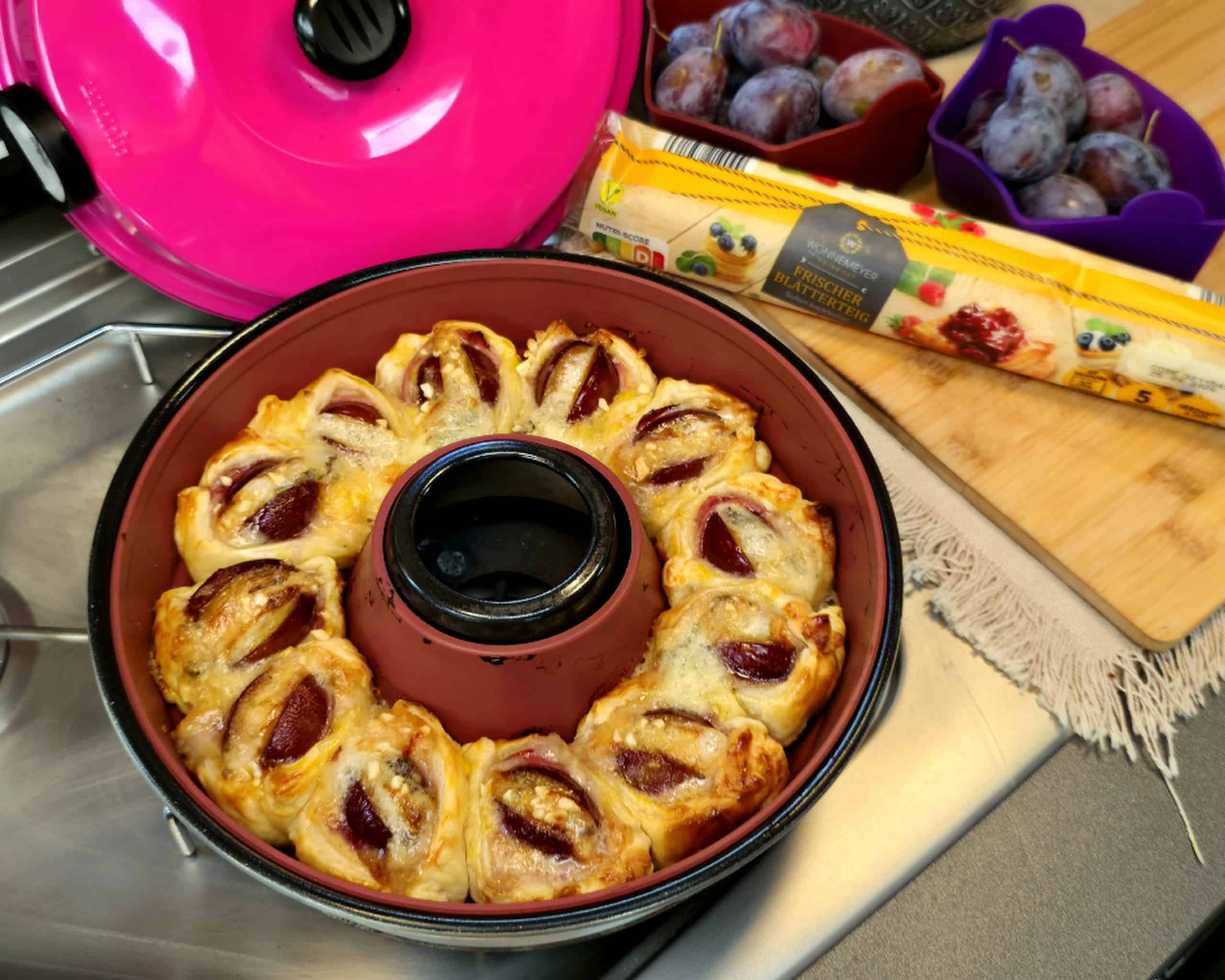 Zwetschgen-Gorgonzola-Knusperkranz mit Schwarzwälder Schinken aus dem Omnia Campingbackofen